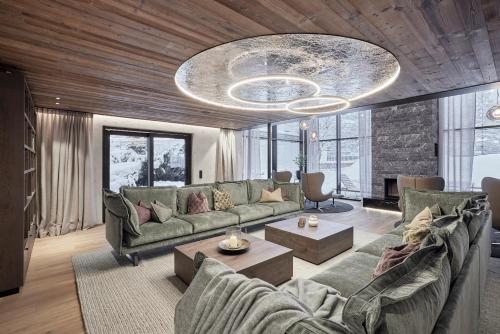 ein Wohnzimmer mit Couch und Tisch in der Unterkunft Chalet White Pearl by MYALPS in Sölden