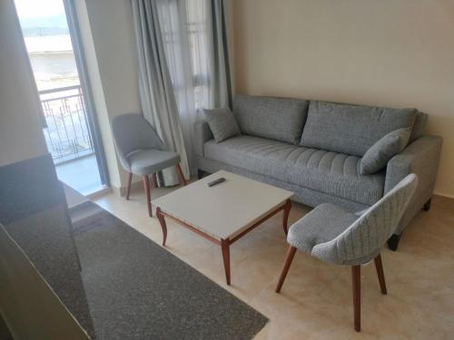 Lakeview Apartments - Cozy Greyにあるシーティングエリア