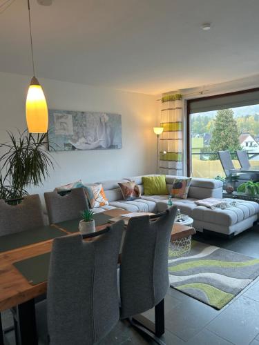 een woonkamer met een bank en een tafel bij Penthouse ,,Kleine Auszeit" in Bad Harzburg