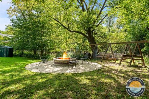 een vuurplaats in het midden van een tuin bij Peaceful Lake Como Retreat in Lake Como