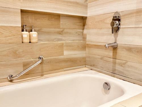 Ένα μπάνιο στο Studio Unit - Black Cat Studio - Santorini Hotel - Sta Lucia Mall Cainta Rizal