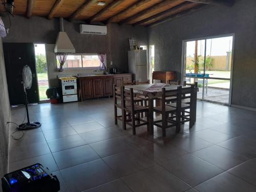 Una cocina con una mesa y sillas en una habitación. en Meraki, en Santa Lucía