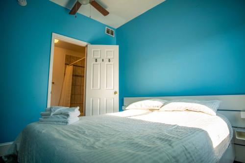 En eller flere senge i et værelse på Entire Spacious Guest Unit @JHU (w Private Bath)