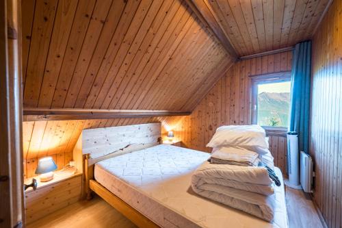 En eller flere senge i et værelse på Le Chalet Jarrier