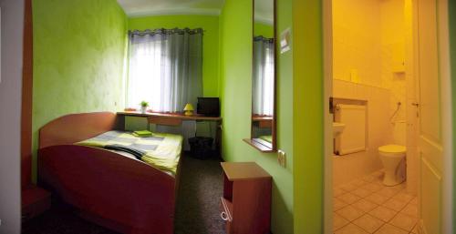 ボングロビエツにあるFerrara B&B Motelのベッド1台とバスルームが備わる小さな客室です。
