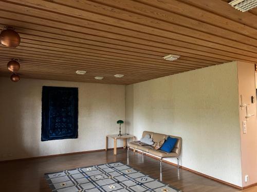 un salon avec un canapé et une table dans l'établissement Casa Peipponen, à Kuopio