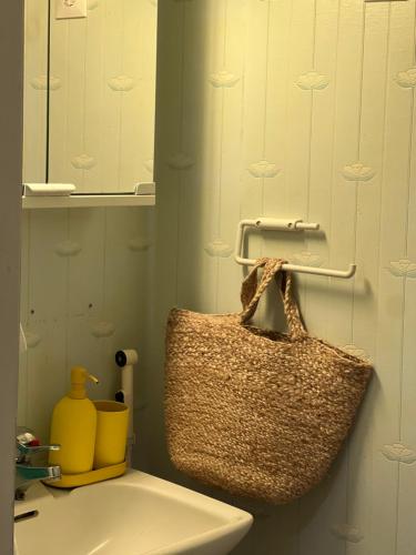 une salle de bain avec un sac à main suspendu au-dessus des toilettes dans l'établissement Casa Peipponen, à Kuopio
