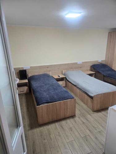 una habitación con dos camas en una habitación en Petite Chambre, en Velyatyn