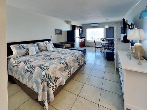 デイトナビーチにあるOcean Jewels Club 363のベッドとリビングルームのある寝室