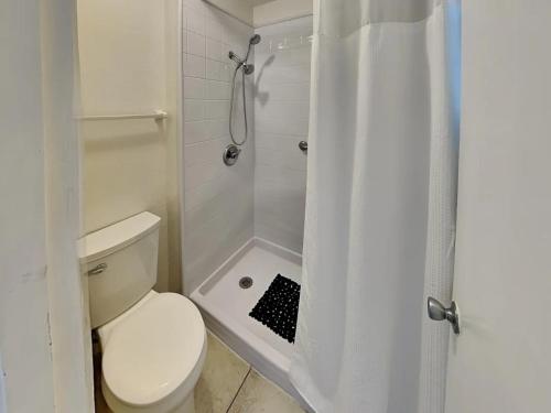 デイトナビーチにあるOcean Jewels Club 363のトイレとシャワー付きの白いバスルーム