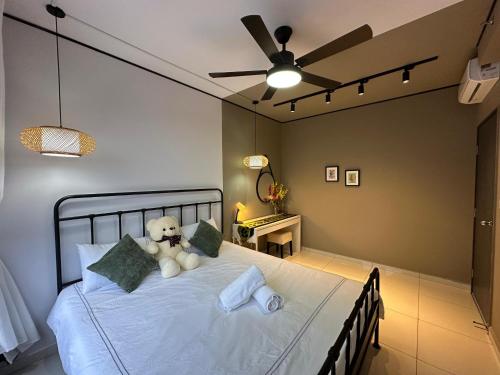 Giường trong phòng chung tại Chic Homestay with Mini Cafeteria at Gamuda Garden