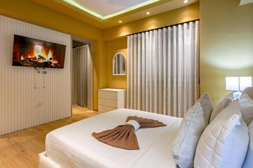 a bedroom with a bed with a tv on the wall at Elegant and Cozy 1BD Condo in Ensanche Quisqueya