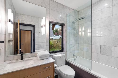 Koupelna v ubytování Luxury Whistler 6BR Chalet, Hot Tub and Music Loft