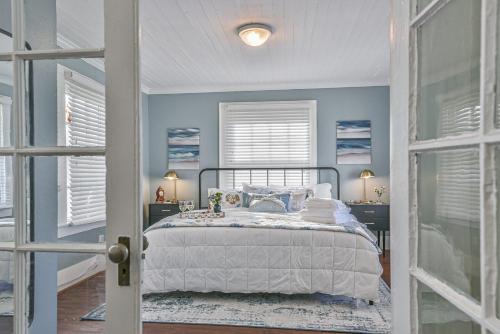 une chambre avec un lit aux murs bleus dans l'établissement Cozy 2nd-Floor Suite near Beach, The Strand, Pier, à Galveston