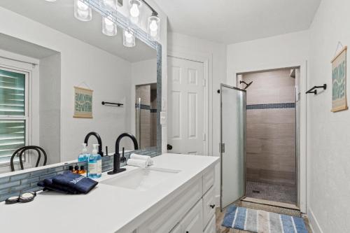 Ένα μπάνιο στο Coastal Escape, Steps to Beach, Fire Pit