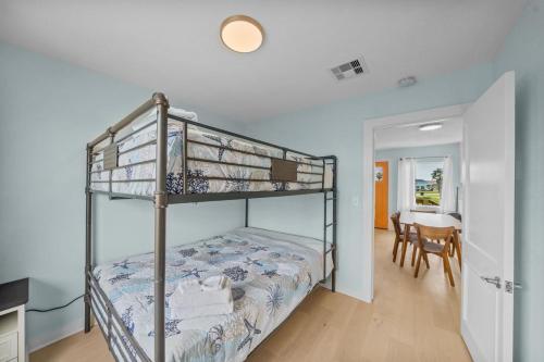 Ένα ή περισσότερα κρεβάτια σε δωμάτιο στο Classic, Cozy Bungalow With Large Deck Near Beach