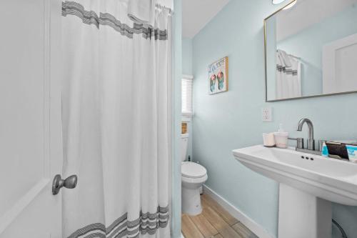 Ένα μπάνιο στο Classic, Cozy Bungalow With Large Deck Near Beach