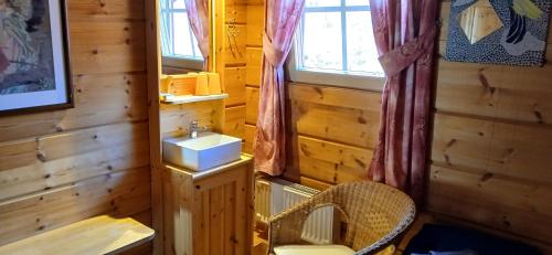 La salle de bains est pourvue d'un lavabo et d'une chaise dans une cabine. dans l'établissement Family Home, à Fáskrúðsfjörður