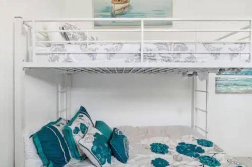 Ένα ή περισσότερα κρεβάτια σε δωμάτιο στο Beach House with Huge Deck and Great Views