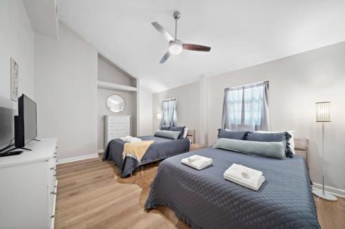 een slaapkamer met twee bedden en een flatscreen-tv bij Lakefront home with Pool, Game Room and Dock in Blanchard