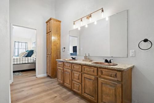 een badkamer met een wastafel en een grote spiegel bij Lakefront home with Pool, Game Room and Dock in Blanchard