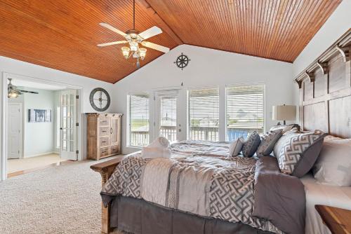 Ένα ή περισσότερα κρεβάτια σε δωμάτιο στο Canal Front Fisherman Dream Home with Great Views