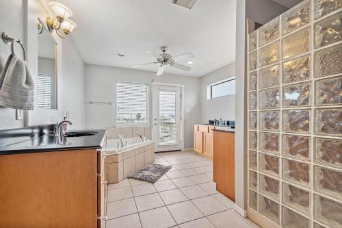 Ένα μπάνιο στο Canal Front Fisherman Dream Home with Great Views