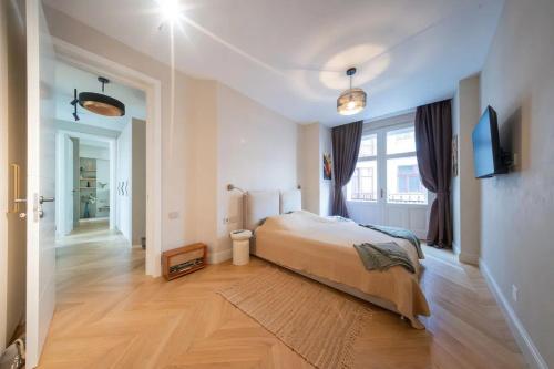 a bedroom with a large bed and a wooden floor at Continental Apartment Unirii in Cluj-Napoca