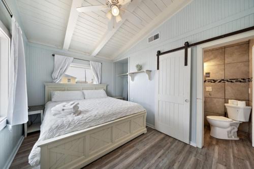 Koupelna v ubytování Beach house with fire pit, game room and massive deck with wonderful ocean views