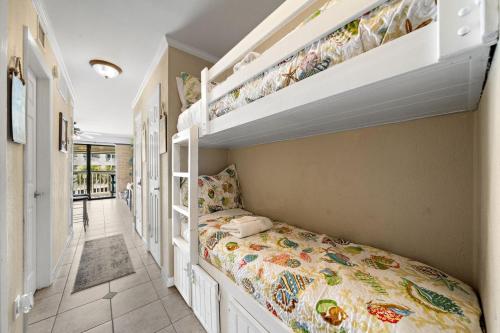 Ένα ή περισσότερα κρεβάτια σε δωμάτιο στο Casa Del Mar Unit 277