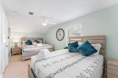 Giường trong phòng chung tại Cozy cottage in the heart of Kemah close to the boardwalk and bay