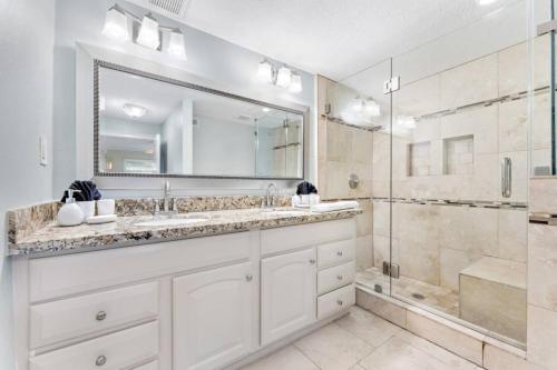 Phòng tắm tại Cozy cottage in the heart of Kemah close to the boardwalk and bay