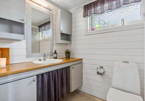 un baño con lavabo e inodoro en Kvila, en Tingvoll