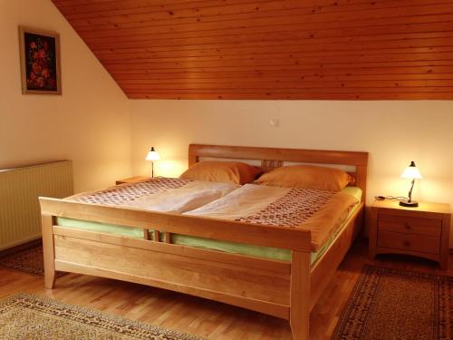 Postel nebo postele na pokoji v ubytování Garden Apartments Maria