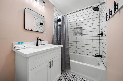 Ванная комната в Historic and Central Downtown Galveston Flat