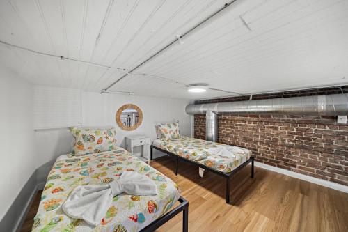 Кровать или кровати в номере Historic and Central Downtown Galveston Flat