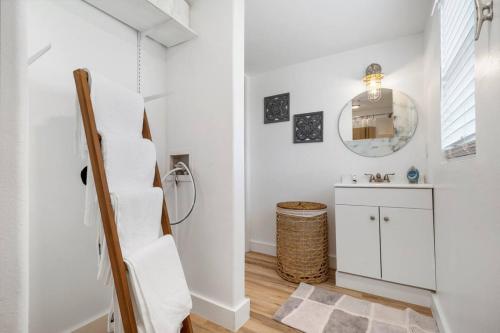 Ένα μπάνιο στο Beach Bungalow with Gorgeous Deck, Close to Beach