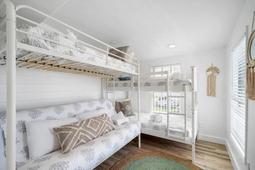 Ένα ή περισσότερα κρεβάτια σε δωμάτιο στο Beach Bungalow with Gorgeous Deck, Close to Beach