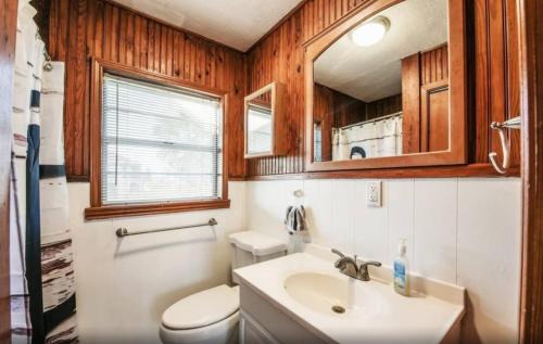 Ένα μπάνιο στο Beach bungalow with multiple decks, only 3-4 blocks from the beach