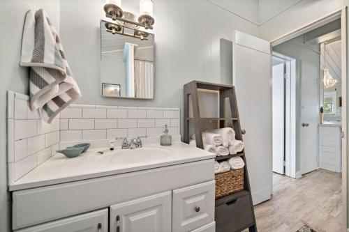 Ένα μπάνιο στο Canal Front Bungalow with Screened Patio and Kayaks