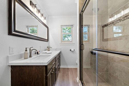 Vannituba majutusasutuses Sprawling estate with private pool and game room and guest house