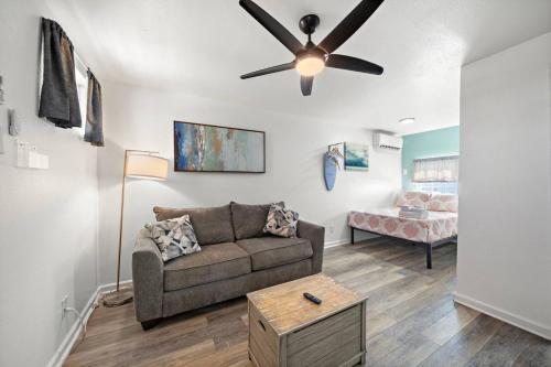 un salon avec un canapé et un ventilateur de plafond dans l'établissement Cozy ocean view apartment on Galvestons east end, close to cruise terminal, à Galveston