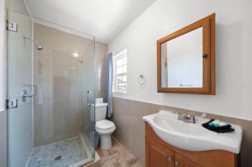 Ένα μπάνιο στο Cozy ocean view apartment on Galvestons east end, close to cruise terminal