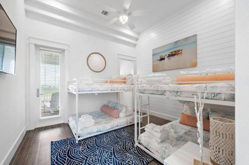 Ένα ή περισσότερα κρεβάτια σε δωμάτιο στο Modern beach home with the best views of West Bay