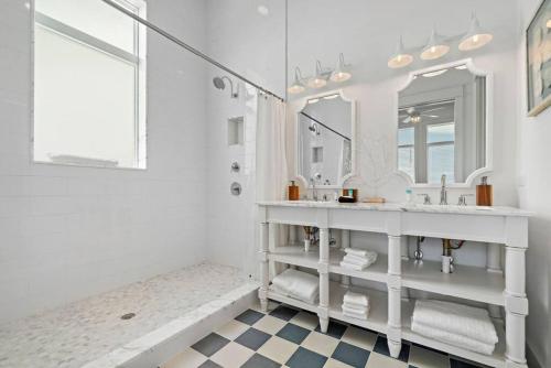 Ένα μπάνιο στο Modern beach home with the best views of West Bay