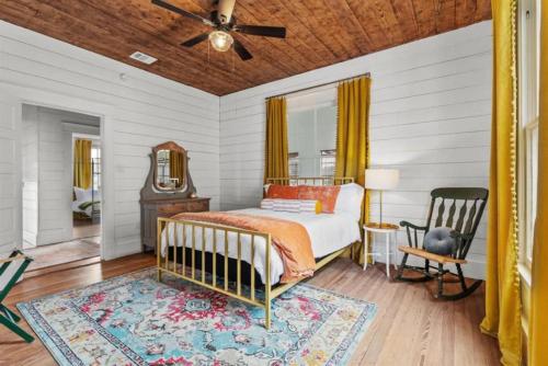 Postel nebo postele na pokoji v ubytování Historic chic and modern home blocks from the famous Strand