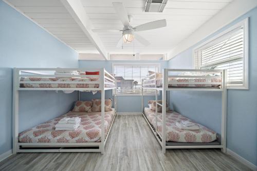 En eller flere senge i et værelse på Beach Bungalow with Large Yard and Spectacular Ocean Views