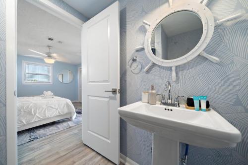 Et badeværelse på Beach Bungalow with Large Yard and Spectacular Ocean Views