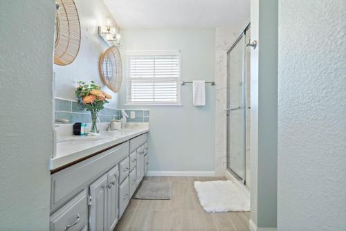 Ένα μπάνιο στο Cozy bungalow close to the beach with fire pit