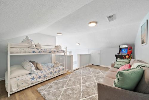 Ένα ή περισσότερα κρεβάτια σε δωμάτιο στο Cozy bungalow close to the beach with fire pit